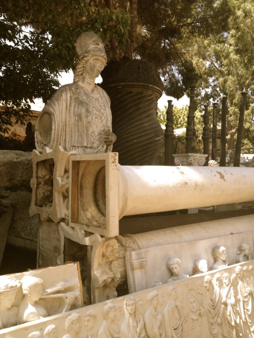 Decorstukken van weleer, met o.a. delen van de Ara Pacis