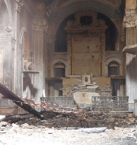 De Santa Maria Scorziata in Napels, in puin na een verwoestende brand in 2012 (Foto: Wikimedia)