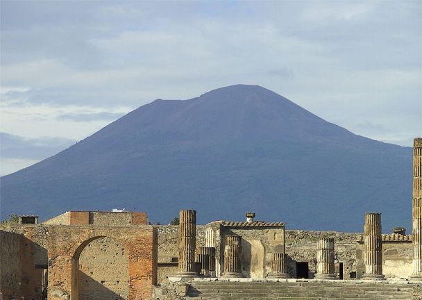 Uitzicht op de Vesuvius vanuit het oude Pompeii (Foto: Wikimedia)