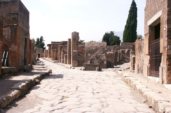 Een straat in Pompeii (Foto: Wikimedia)