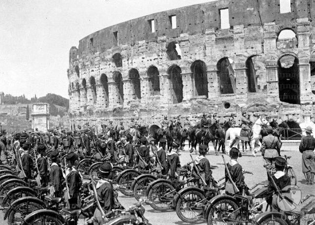 Fascistische parade over de Via dell'Impero