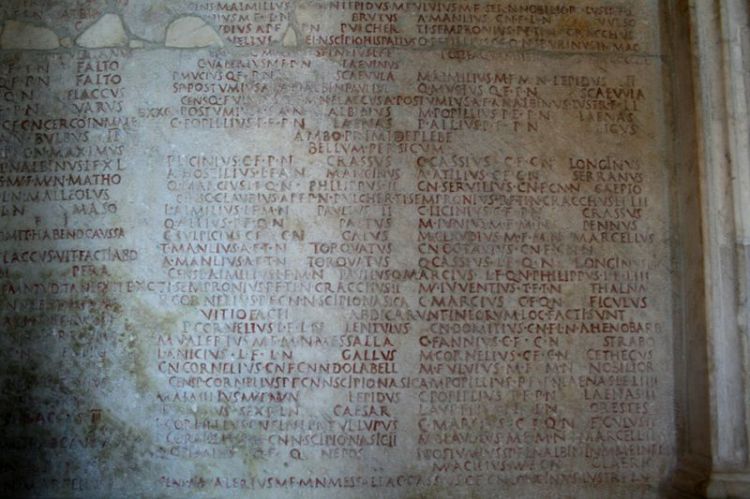 Fasti, gevonden in de 16de eeuw op het Forum Romanum. Ze bevatten lijsten van consuls (483-19 v.Chr.) en van triomfatoren (753-19 v.Chr). Ze bevinden zich nu in het Capitolijnse Musea (Palazzo dei Conservatori)
