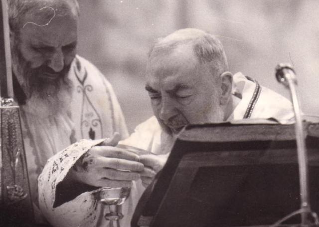 Padre Pio draagt de mis op