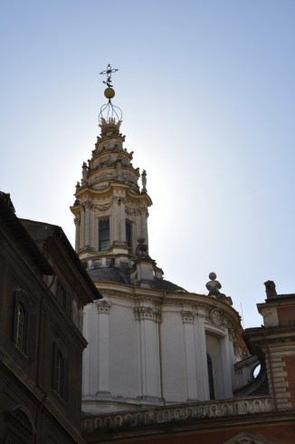 De top van de S. Ivo alla Sapienza, gezien vanaf Piazza S. Eustachio