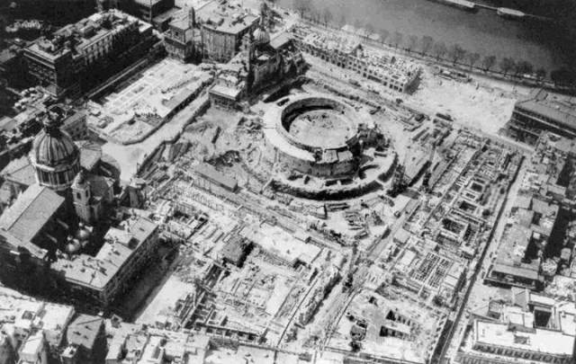 De 'bevrijding' van Augustus' mausoleum en de aanleg van Piazza Augusto Imperatore (1936). Foto: Roma Sparita
