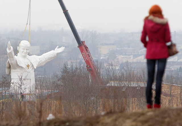 Polen - Een gigantisch standbeeld van paus Johannes Paulus II Pope John Paul II being readied for unveiling this weekend, in Czestochowa, Poland, Tuesday, April 9, 2013. The 13.8-meter (45.3-foot) white fiberglass figure will tower over the southern city of Czestochowa, home to Poland's most important Catholic pilgrimage site, Jasna Gora.  Funded by a private investor, the pontiff appears smiling and stretching his arms to the world.   (AP Photo/Czarek Sokolowski)